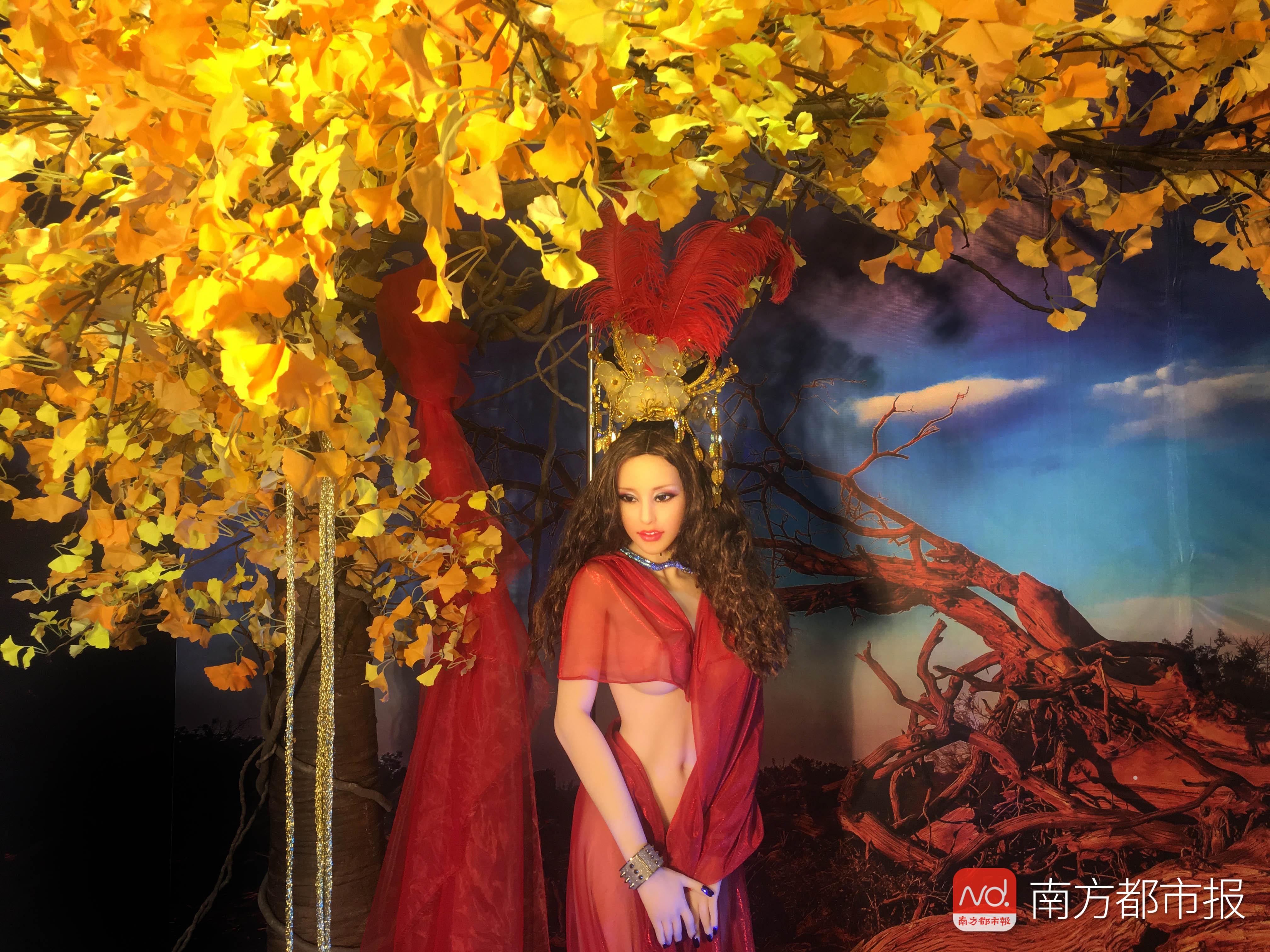 硅胶娃娃是用什么胶水粘接眼睫毛、头发、眼睛等等小部位的呢？且听小编分解：    11月2日，广州琶洲举办了第20届性文化节活动，现场有许许多多的硅胶娃娃、硅胶按摩棒等等性趣用品，将性文化、成人用品大方地向人们展示。