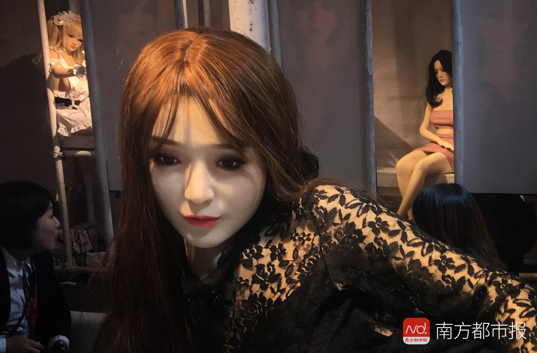 硅胶娃娃是用什么胶水粘接眼睫毛、头发、眼睛等等小部位的呢？且听小编分解：    11月2日，广州琶洲举办了第20届性文化节活动，现场有许许多多的硅胶娃娃、硅胶按摩棒等等性趣用品，将性文化、成人用品大方地向人们展示。